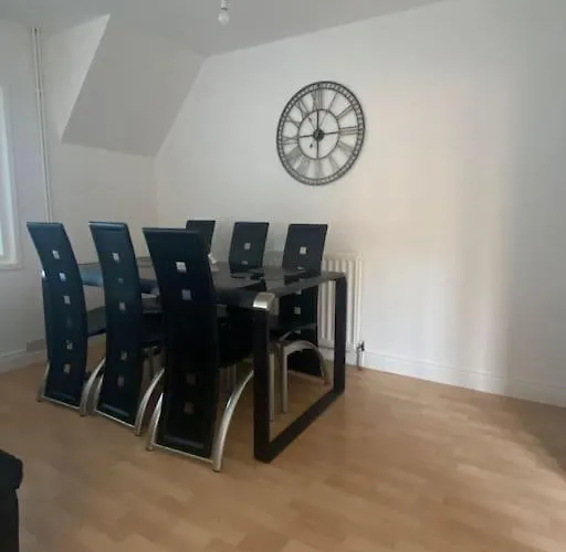 Modern Two Bed House Close To City Centre