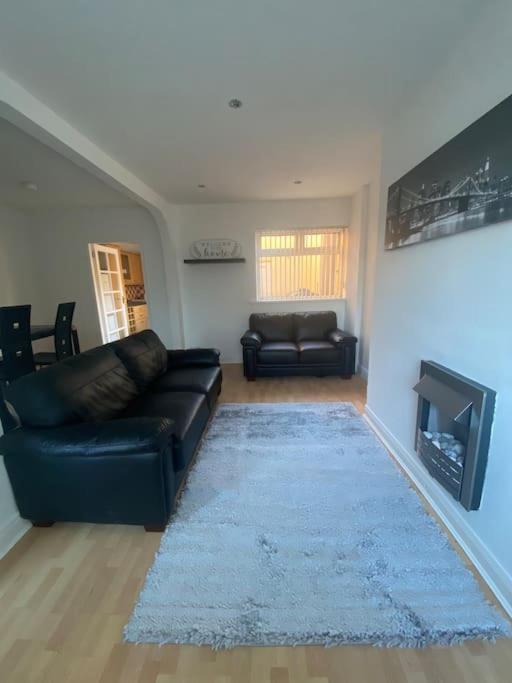 Modern Two Bed House Close To Centre Apartment