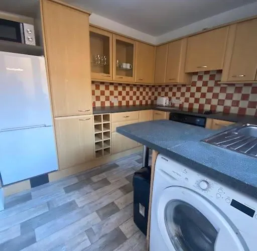 Modern Two Bed House Close To City Centre